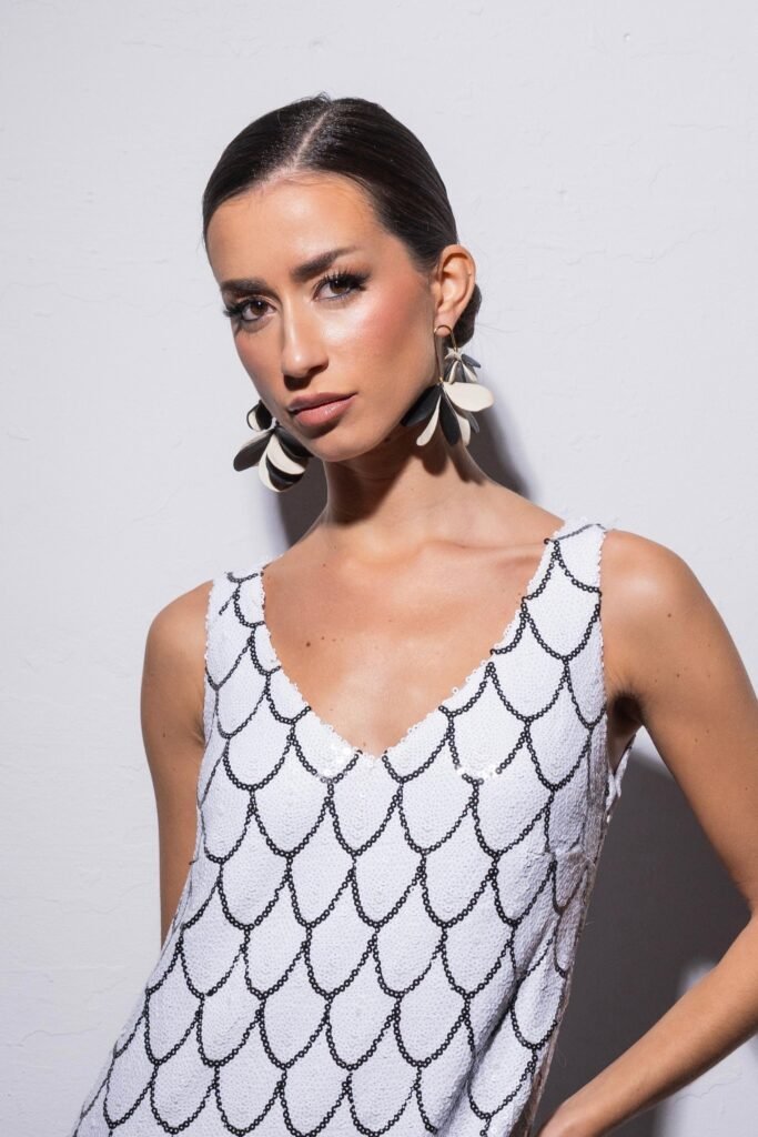 Modelo con vestido blanco y pendientes Berillús en blanco y negro