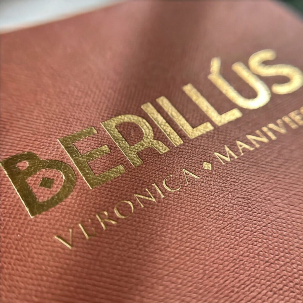 Detalle de la caja Berillús con la firma en dorado